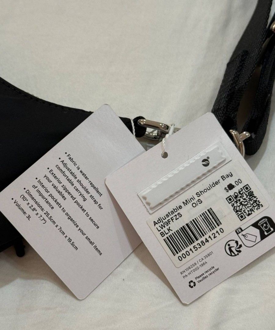 LULULEMON 3L City essential bag (Category: Cross-body Bags) located in Aringay. Submitted by rioooo. (Listing ID 1467384352, Image 2). Description: brandnew not used original from Lululemon canada.