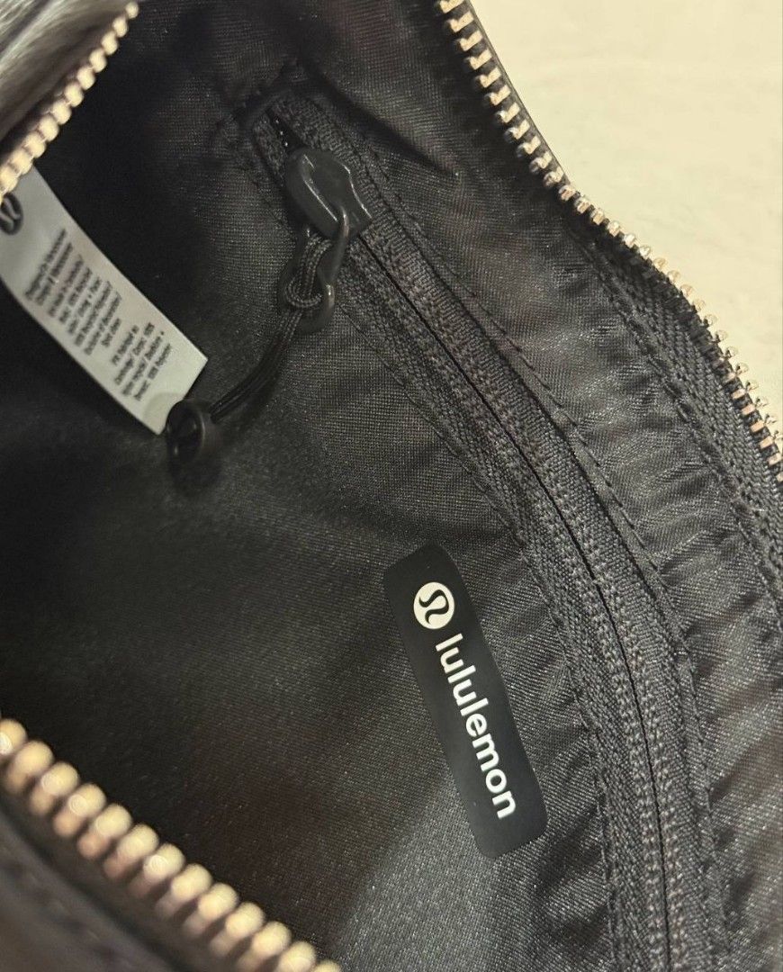 LULULEMON 3L City essential bag (Category: Cross-body Bags) located in Aringay. Submitted by rioooo. (Listing ID 1467384352, Image 3). Description: brandnew not used original from Lululemon canada.