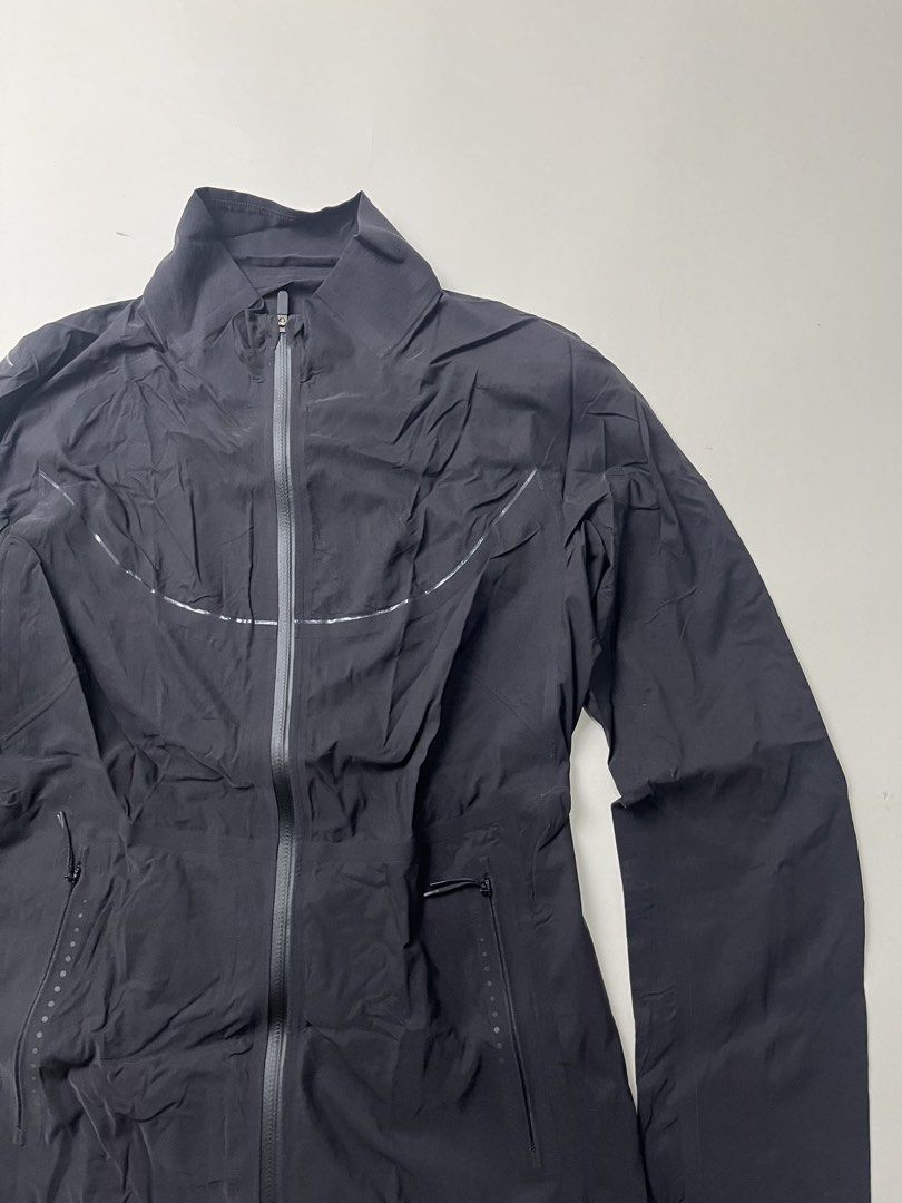 Lululemon Jacket (Category: Activewear) located in Makati City. Submitted by ufcknwthbst (Listing ID 1467460750, Image 3). Description: 16 inch width 25 inch length 9.5/10 condition No issue.