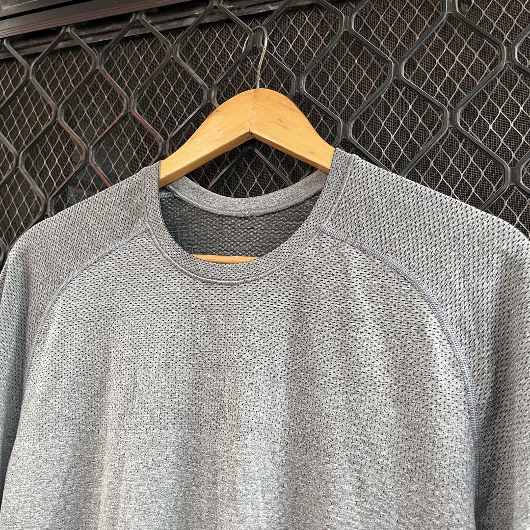 Lululemon metal Vent shirt (Category: Activewear) located in Taguig. Submitted by scoutandloots (Listing ID 1467504270, Image 2). Description: Lululemon metal Vent shirt • Size: M • 20x27.