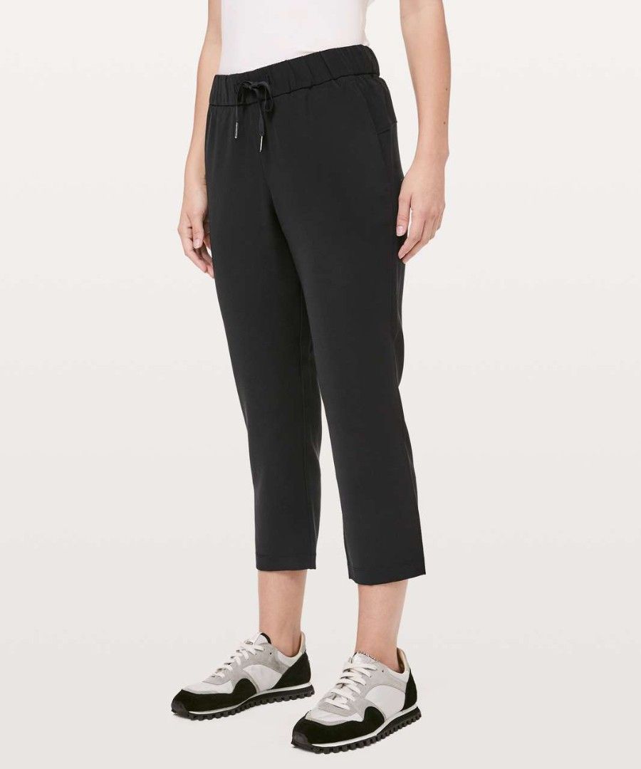 Lululemon On The Fly Crop *Woven 23" Black (Category: Activewear) located in Tagum. Submitted by tgm2023 (Listing ID 1467454823, Image 1). Description: Lululemon On The Fly Crop *Woven 23" Black Like new condition Waist 28-32 Length 32 Size: dot 4 wrinkle-free ✅ machine washable ✅ quick-drying✅ lightweight and breathable ✅ stretchable ✅ Designed for: On the Move 🏷️450.⁰⁰.