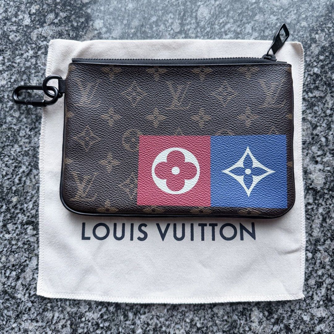 LV Louis Vuitton Monogram Eclipse Patchwork Pouch （分類：手袋及銀包）位於 Hong Kong。 由 lverr 提交（商品編號 1467364269，圖片 1）。簡介： Virgil limited Louis Vuitton Monogram Logo Story Zipped Pouch MM (Model M67814) 24 x 16 x 1 cm. 99%新，有dust bag。