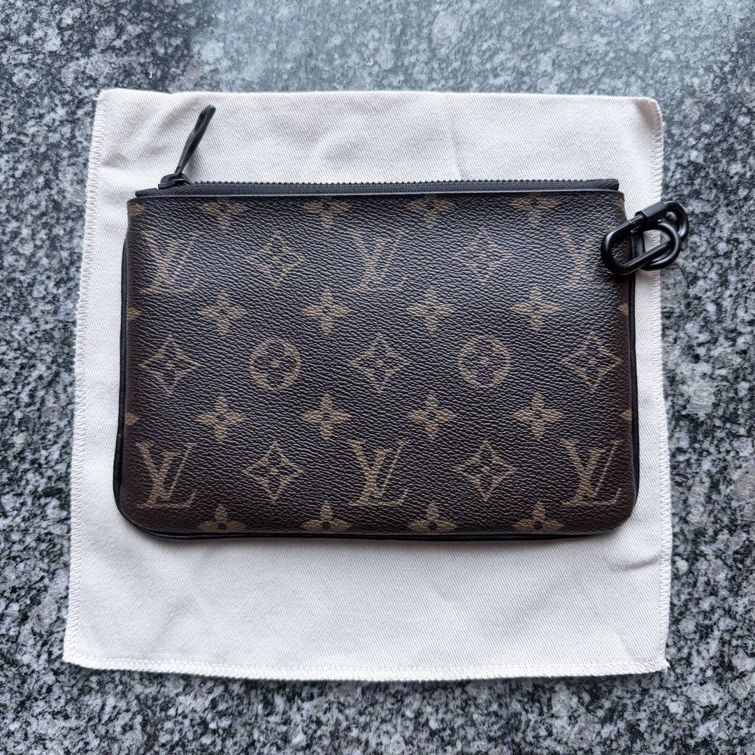 LV Louis Vuitton Monogram Eclipse Patchwork Pouch （分類：手袋及銀包）位於 Hong Kong。 由 lverr 提交（商品編號 1467364269，圖片 2）。簡介： Virgil limited Louis Vuitton Monogram Logo Story Zipped Pouch MM (Model M67814) 24 x 16 x 1 cm. 99%新，有dust bag。