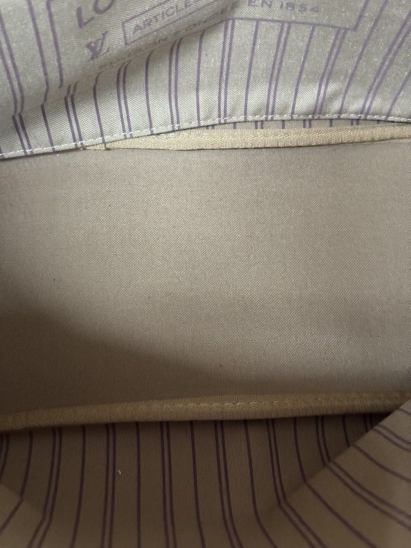 LV Neverfull Bag w/ Pouch and dustbag (Category: Luxury Bags & Wallets) located in Quezon City. Submitted by rych0799 (Listing ID 1467471571, Image 3). Description: Rfs: Im more on small bags tlga. Used once lang. Came from japan preloved by my auntie and gave it to me for my work but I dont like it po tlga 😅 .