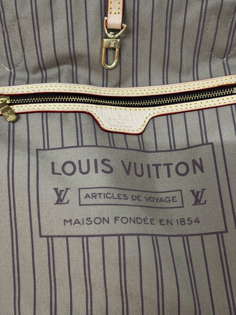 LV Neverfull Bag w/ Pouch and dustbag (Category: Luxury Bags & Wallets) located in Quezon City. Submitted by rych0799 (Listing ID 1467471571, Image 2). Description: Rfs: Im more on small bags tlga. Used once lang. Came from japan preloved by my auntie and gave it to me for my work but I dont like it po tlga 😅 .