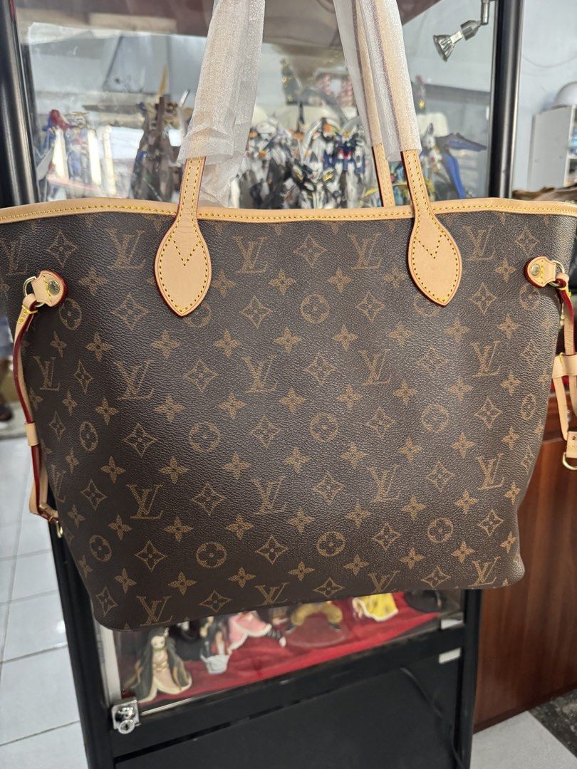 LV Neverfull Bag w/ Pouch and dustbag (Category: Luxury Bags & Wallets) located in Quezon City. Submitted by rych0799 (Listing ID 1467471571, Image 1). Description: Rfs: Im more on small bags tlga. Used once lang. Came from japan preloved by my auntie and gave it to me for my work but I dont like it po tlga 😅 .