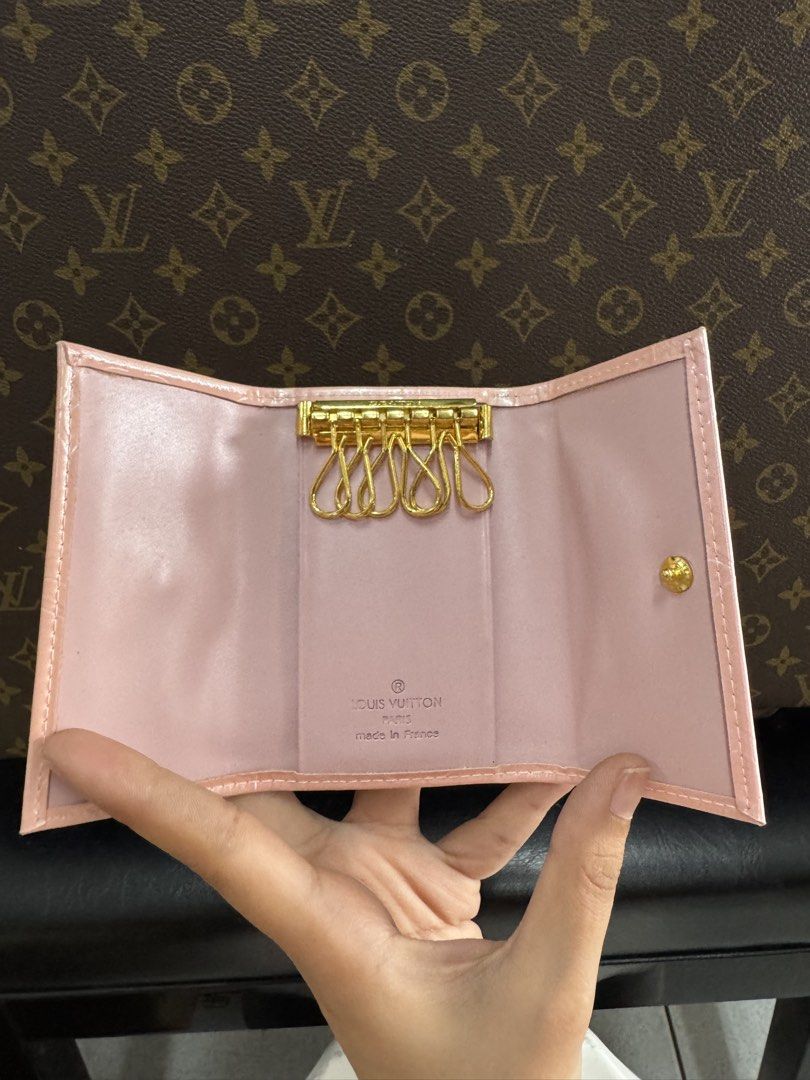 Lv Pink wallet (Category: Luxury Bags & Wallets) located in Quezon City. Submitted by rych0799 (Listing ID 1467468933, Image 2). Description: Yes for haggling. Not sure about the authenticity but it came from Japan. Natambak lng sa wardrobe. .