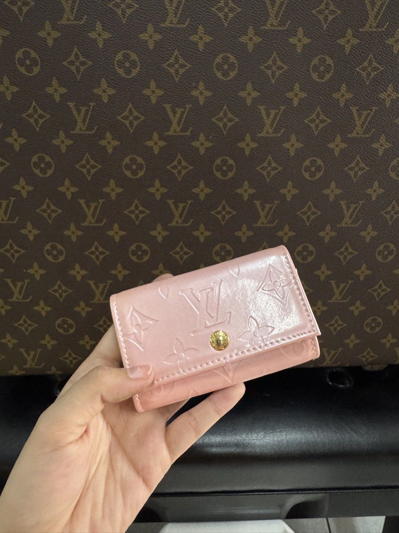 Lv Pink wallet (Category: Luxury Bags & Wallets) located in Quezon City. Submitted by rych0799 (Listing ID 1467468933, Image 1). Description: Yes for haggling. Not sure about the authenticity but it came from Japan. Natambak lng sa wardrobe. .