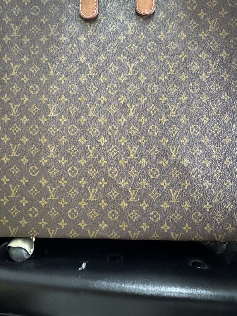 LV Vintage Luggage / Maleta (Category: Luxury Bags & Wallets) located in Quezon City. Submitted by rych0799 (Listing ID 1467470323, Image 2). Description: LV vintage Maleta/Luggage - no code vintage po Can send more photos. 10 pics lng pwede ma download thanks ! ♥️ Vintage-Japan .