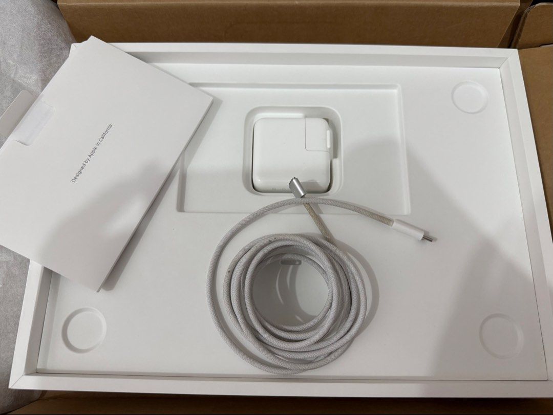 Macbook M4 16/256 (Category: Laptops & Notebooks) located in Pateros City. Submitted by wieepaa_ (Listing ID 1467408925, Image 3). Description: Macbook Air M4 (Silver) Specs: M4 chip - 13.6inch Retina Ram: 16gb SSD: 256gb Battery health: 100% Cycle count: 121 - no issues even scratches or dents. unli check thru meetup - check to sawa Inclusions: - Macbook - orig charger - orig box even the brown box also meetup only : BGC Market Market.