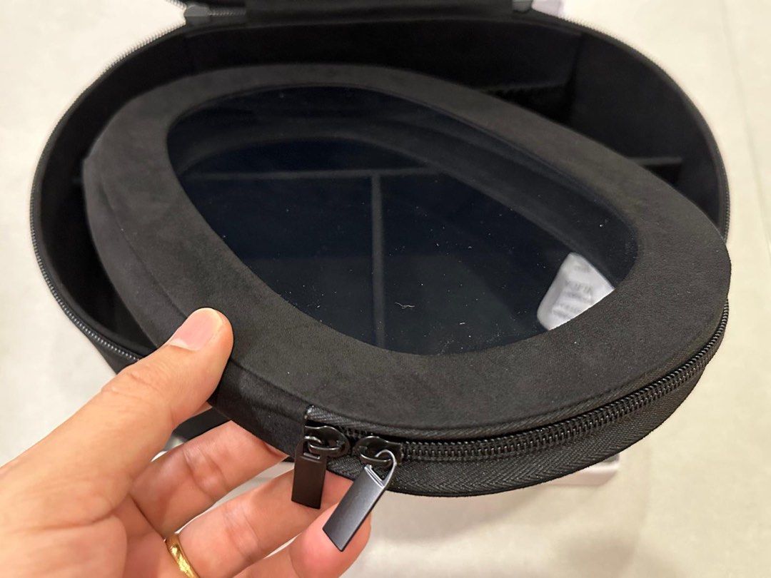 Makeup box (Category: Accessory holder, box & organizers) located in Singapore. Submitted by iw8888 (Listing ID 1467503947, Image 8). Description: .