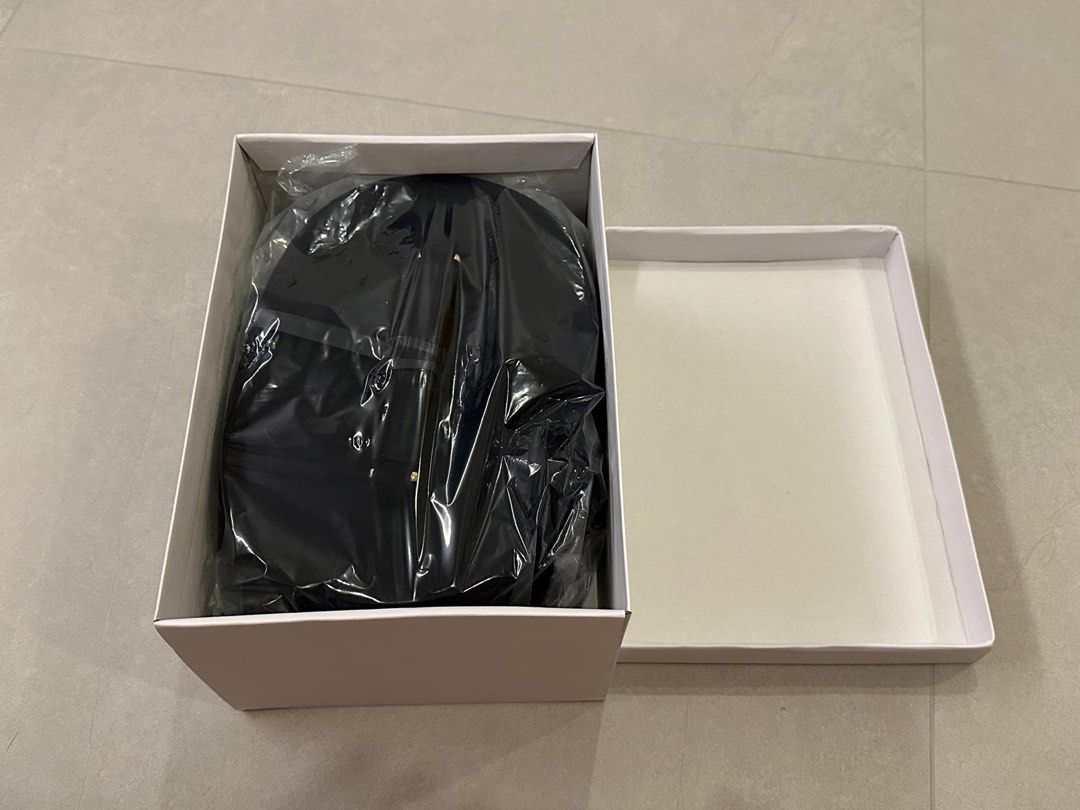 Makeup box (Category: Accessory holder, box & organizers) located in Singapore. Submitted by iw8888 (Listing ID 1467503947, Image 7). Description: .