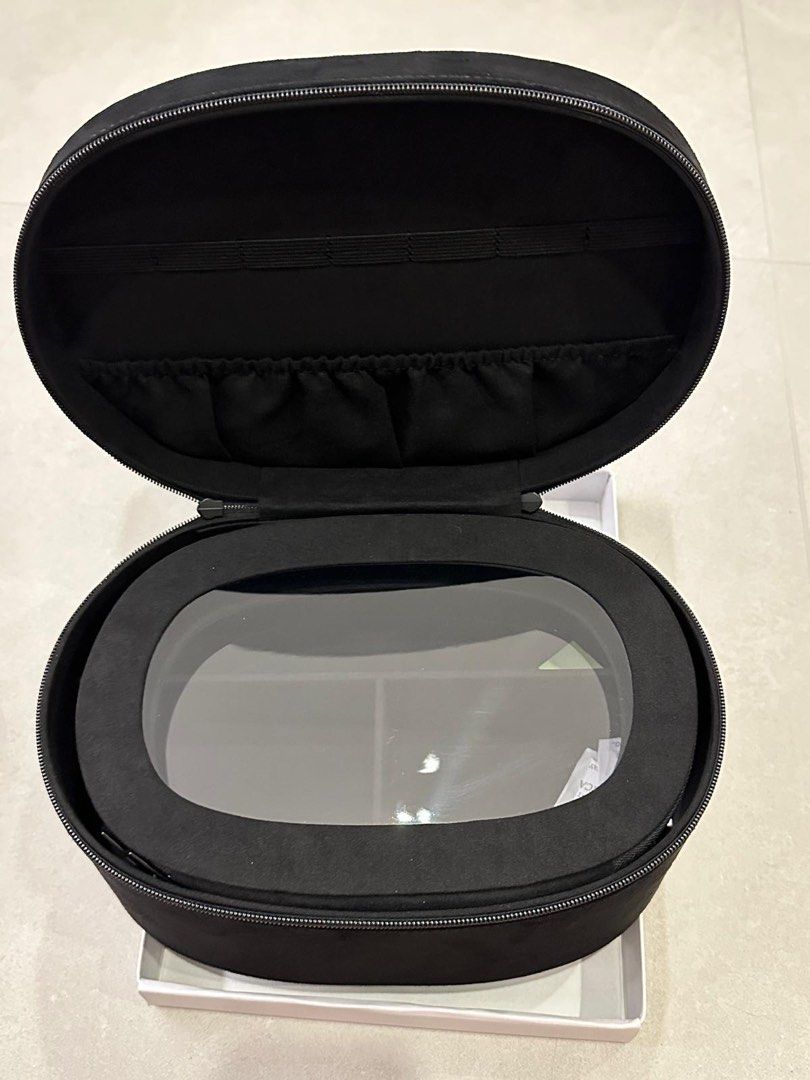 Makeup box (Category: Accessory holder, box & organizers) located in Singapore. Submitted by iw8888 (Listing ID 1467503947, Image 5). Description: .