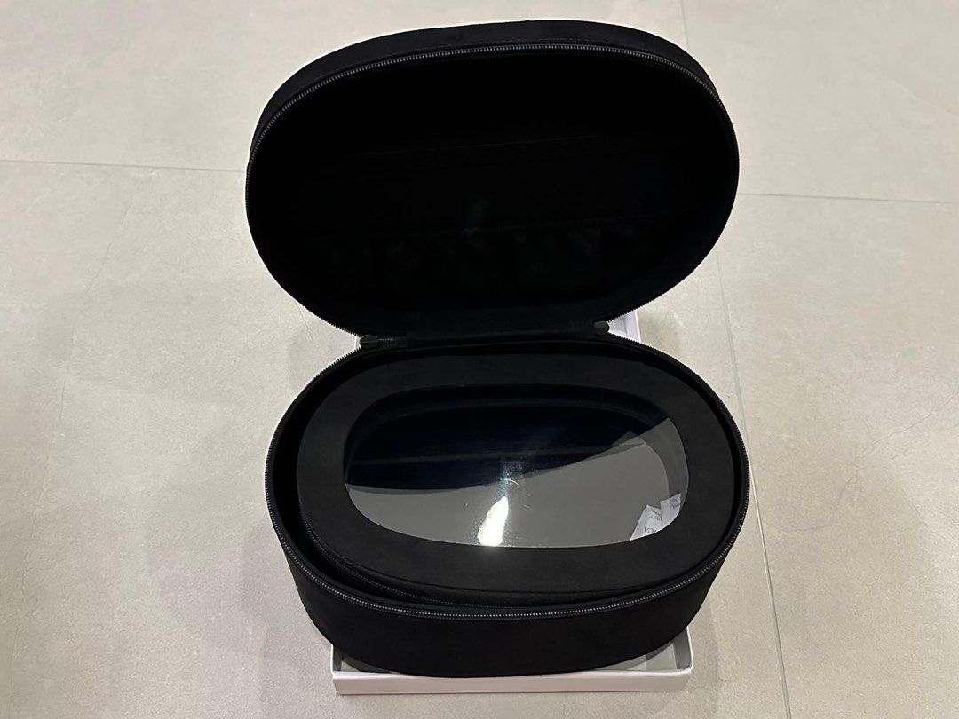 Makeup box (Category: Accessory holder, box & organizers) located in Singapore. Submitted by iw8888 (Listing ID 1467503947, Image 2). Description: .