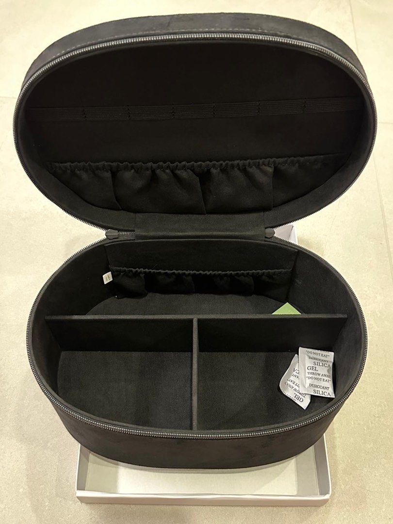 Makeup box (Category: Accessory holder, box & organizers) located in Singapore. Submitted by iw8888 (Listing ID 1467503947, Image 6). Description: .