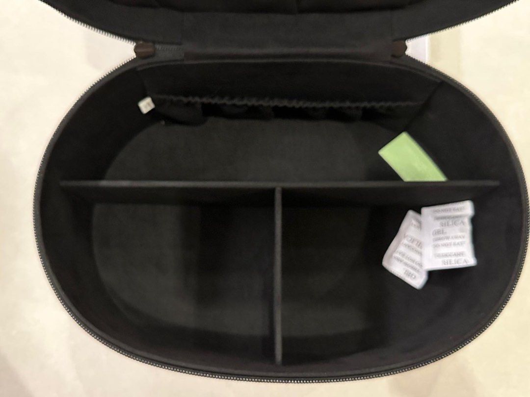 Makeup box (Category: Accessory holder, box & organizers) located in Singapore. Submitted by iw8888 (Listing ID 1467503947, Image 4). Description: .