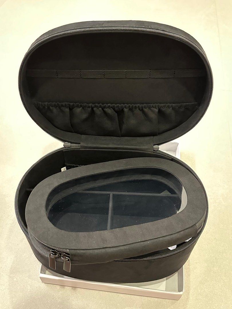 Makeup box (Category: Accessory holder, box & organizers) located in Singapore. Submitted by iw8888 (Listing ID 1467503947, Image 3). Description: .