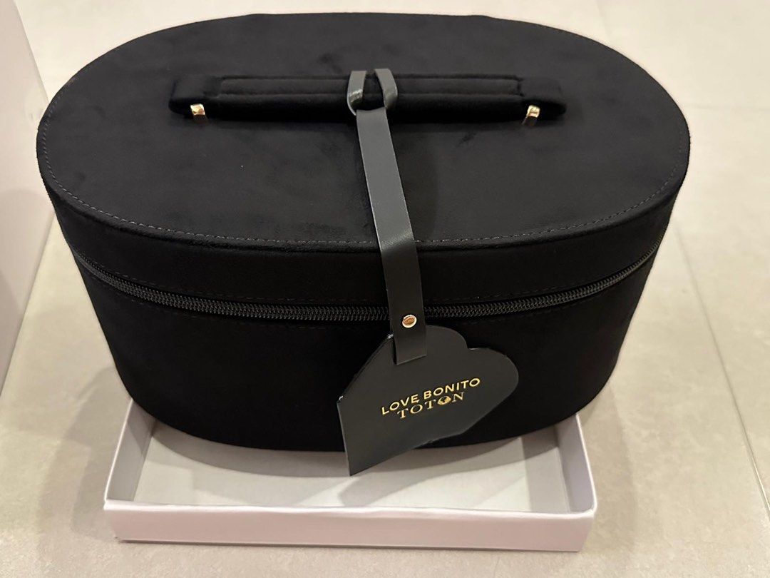 Makeup box (Category: Accessory holder, box & organizers) located in Singapore. Submitted by iw8888 (Listing ID 1467503947, Image 1). Description: .