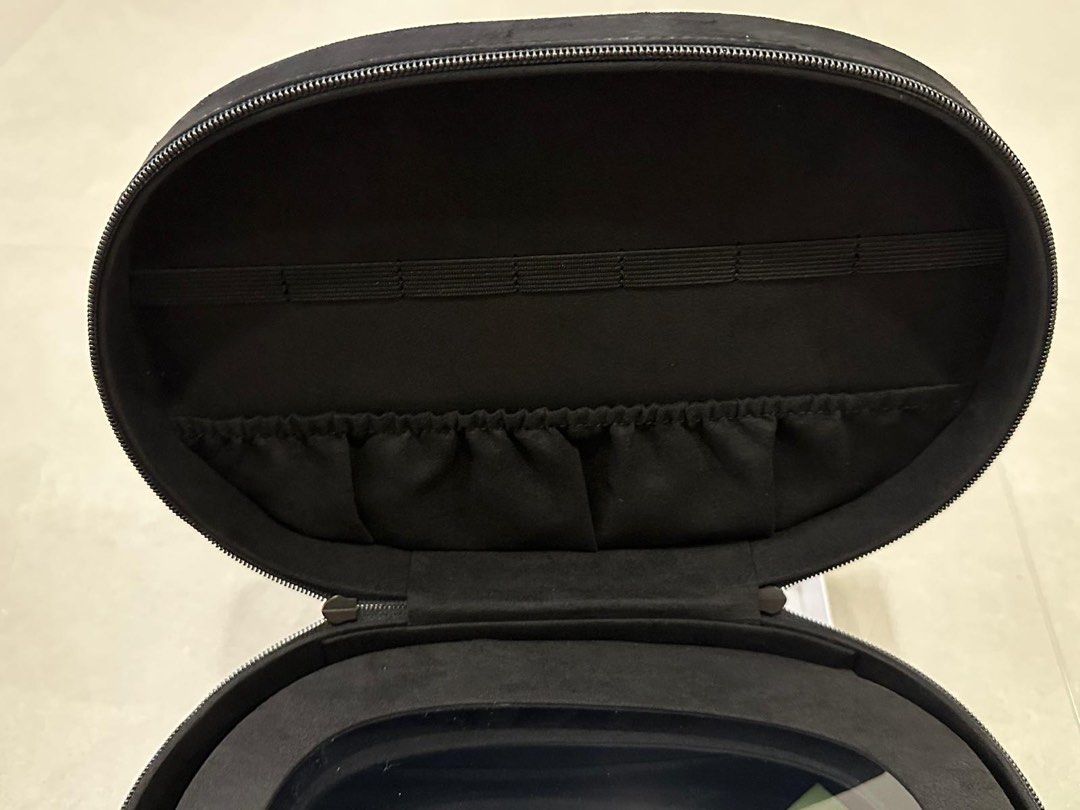 Makeup box (Category: Accessory holder, box & organizers) located in Singapore. Submitted by iw8888 (Listing ID 1467503947, Image 9). Description: .