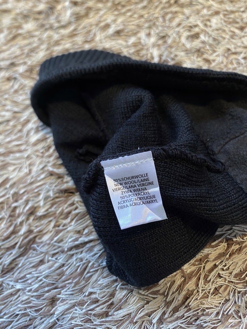 Mammot (Category: Beanies) located in Alegria. Submitted by thriftedpinas (Listing ID 1467477197, Image 3). Description: Mammot Condition : 9/10 Php : 300.