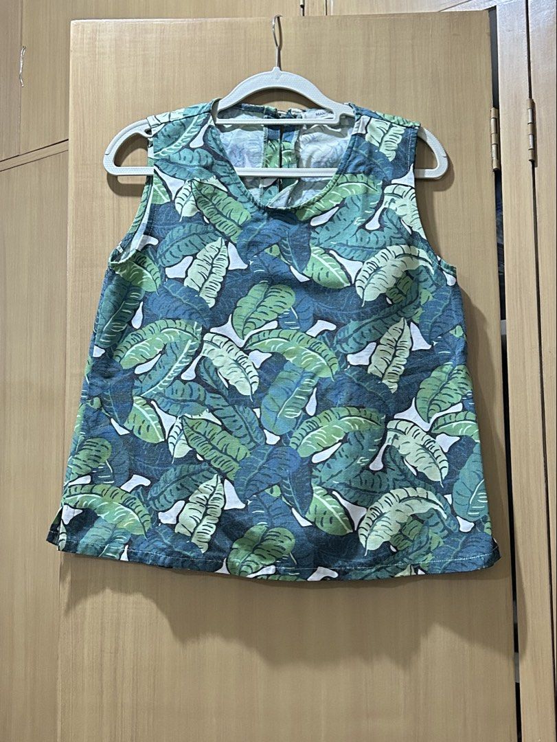 Mango Leaf Pattern Sleeveless Top (Category: Sleeveless) located in Baguio. Submitted by tresmariascloset13 (Listing ID 1467487722, Image 1). Description: - brand: Mango - printed sleeveless top with leaf pattern - Size: US 8 or EUR L .