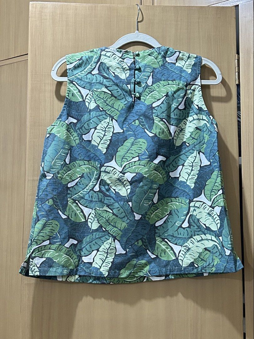 Mango Leaf Pattern Sleeveless Top (Category: Sleeveless) located in Baguio. Submitted by tresmariascloset13 (Listing ID 1467487722, Image 2). Description: - brand: Mango - printed sleeveless top with leaf pattern - Size: US 8 or EUR L .
