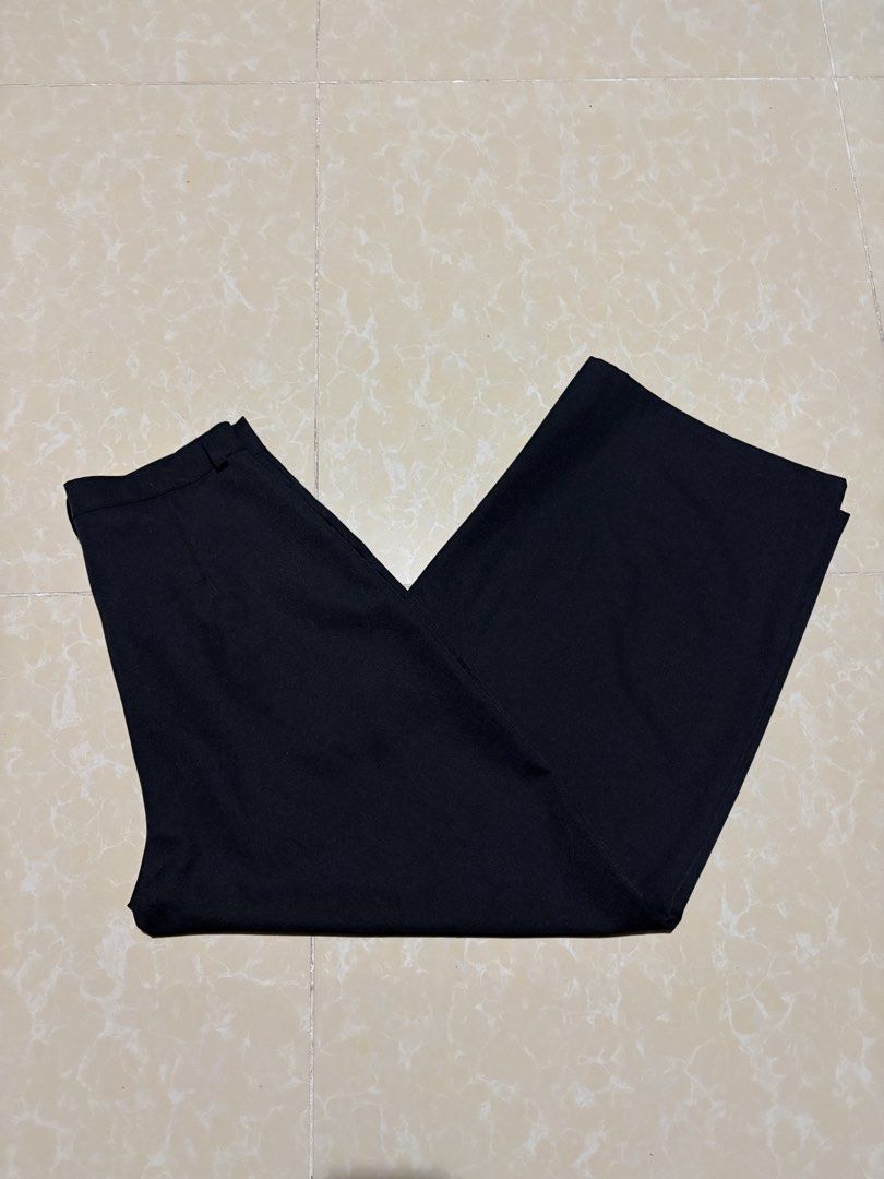 Mannered Barrel Wide Leg Trouser (Category: Trousers) located in Batangas. Submitted by arbyyyyy (Listing ID 1467507502, Image 1). Description: Mannered Barrel Wide Leg Trouser Used once only Black 2XL W: 31 in. L: 42 in. H: 12 in..