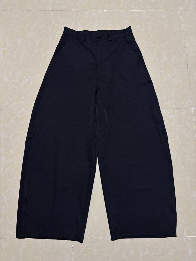 Mannered Barrel Wide Leg Trouser (Category: Trousers) located in Batangas. Submitted by arbyyyyy (Listing ID 1467507502, Image 2). Description: Mannered Barrel Wide Leg Trouser Used once only Black 2XL W: 31 in. L: 42 in. H: 12 in..