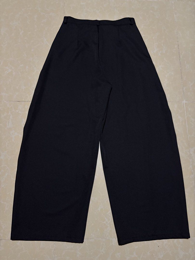 Mannered Barrel Wide Leg Trouser (Category: Trousers) located in Batangas. Submitted by arbyyyyy (Listing ID 1467507502, Image 3). Description: Mannered Barrel Wide Leg Trouser Used once only Black 2XL W: 31 in. L: 42 in. H: 12 in..