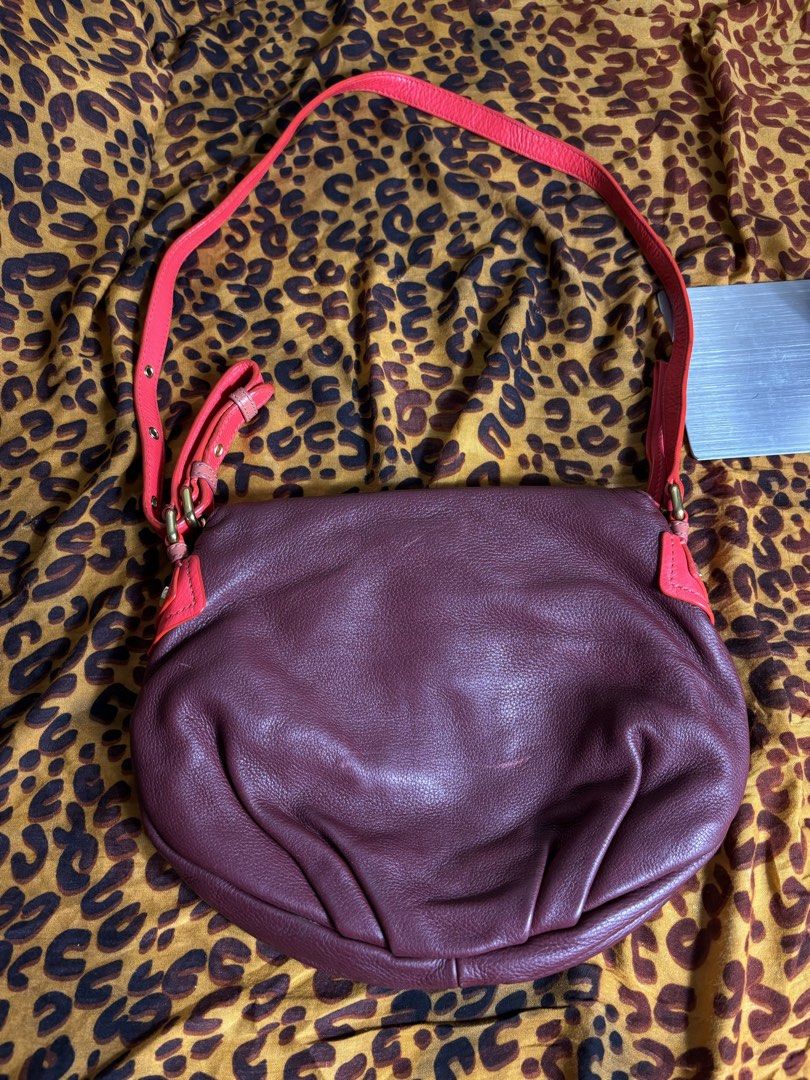 Marc Jacobs Cow Leather Crossbody Bag (Category: Cross-body Bags) located in Manila. Submitted by earlylifecrisis (Listing ID 1467450585, Image 2). Description: Condition 8.5/10 Measure it by inch Width: 13 Length: 11.5 Depth: 3 Handle:16.5 •Refund / Returns not allowed allowed •Please do check the dimensions size on labels sometimes are not accurate on the sizing •Ask me before purchasing.