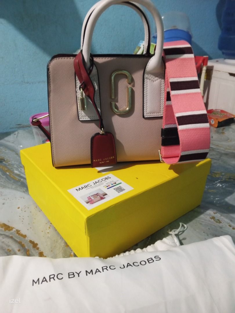 Marc Jacobs handbag (Category: Luxury Bags & Wallets) located in Caloocan City. Submitted by crizel_33 (Listing ID 1467550019, Image 3). Description: Good condition, with original box, for collection or for work wear.