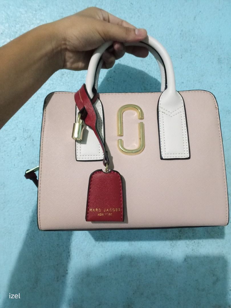 Marc Jacobs handbag (Category: Luxury Bags & Wallets) located in Caloocan City. Submitted by crizel_33 (Listing ID 1467550019, Image 1). Description: Good condition, with original box, for collection or for work wear.