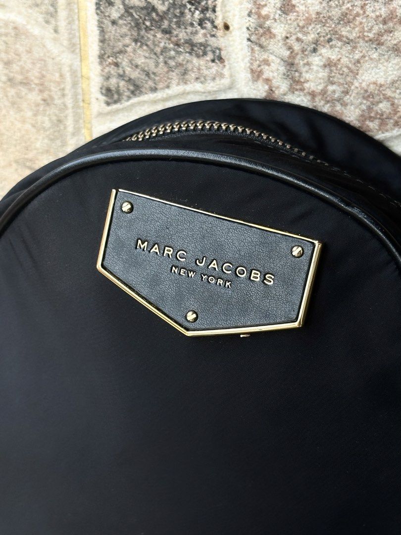 Marc jacobs Voyager Circle crossbody bag (Category: Luxury Bags & Wallets) located in Manila. Submitted by brownbutterlatte (Listing ID 1467436856, Image 3). Description: Given as a gift. Used 2-3 times only. Bag sold as is. No paperbag na. RFS: Decluterring.
