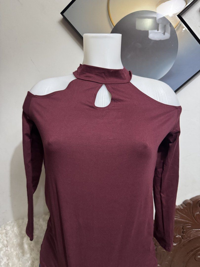 Maroon Cold Shoulder Long Sleeve Mock Neck Top (Category: Longsleeves) located in Marikina City. Submitted by lorradel (Listing ID 1467504015, Image 1). Description: - fits S-M - Color: Maroon - Style: Slim fit long sleeve top - Design: Cold shoulder cutouts, mock neck, and front teardrop keyhole - Fabric: Soft,comfortable and stretchy - - MAY HAVE some washable stains (hindi maiiwasan) needs washing; had been stored - mannequin size 34-26-34 - m