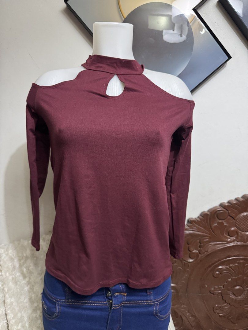 Maroon Cold Shoulder Long Sleeve Mock Neck Top (Category: Longsleeves) located in Marikina City. Submitted by lorradel (Listing ID 1467504015, Image 2). Description: - fits S-M - Color: Maroon - Style: Slim fit long sleeve top - Design: Cold shoulder cutouts, mock neck, and front teardrop keyhole - Fabric: Soft,comfortable and stretchy - - MAY HAVE some washable stains (hindi maiiwasan) needs washing; had been stored - mannequin size 34-26-34 - m