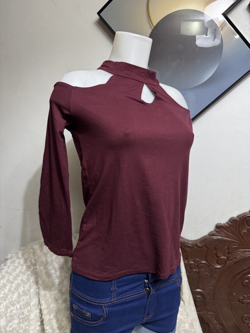 Maroon Cold Shoulder Long Sleeve Mock Neck Top (Category: Longsleeves) located in Marikina City. Submitted by lorradel (Listing ID 1467504015, Image 3). Description: - fits S-M - Color: Maroon - Style: Slim fit long sleeve top - Design: Cold shoulder cutouts, mock neck, and front teardrop keyhole - Fabric: Soft,comfortable and stretchy - - MAY HAVE some washable stains (hindi maiiwasan) needs washing; had been stored - mannequin size 34-26-34 - m