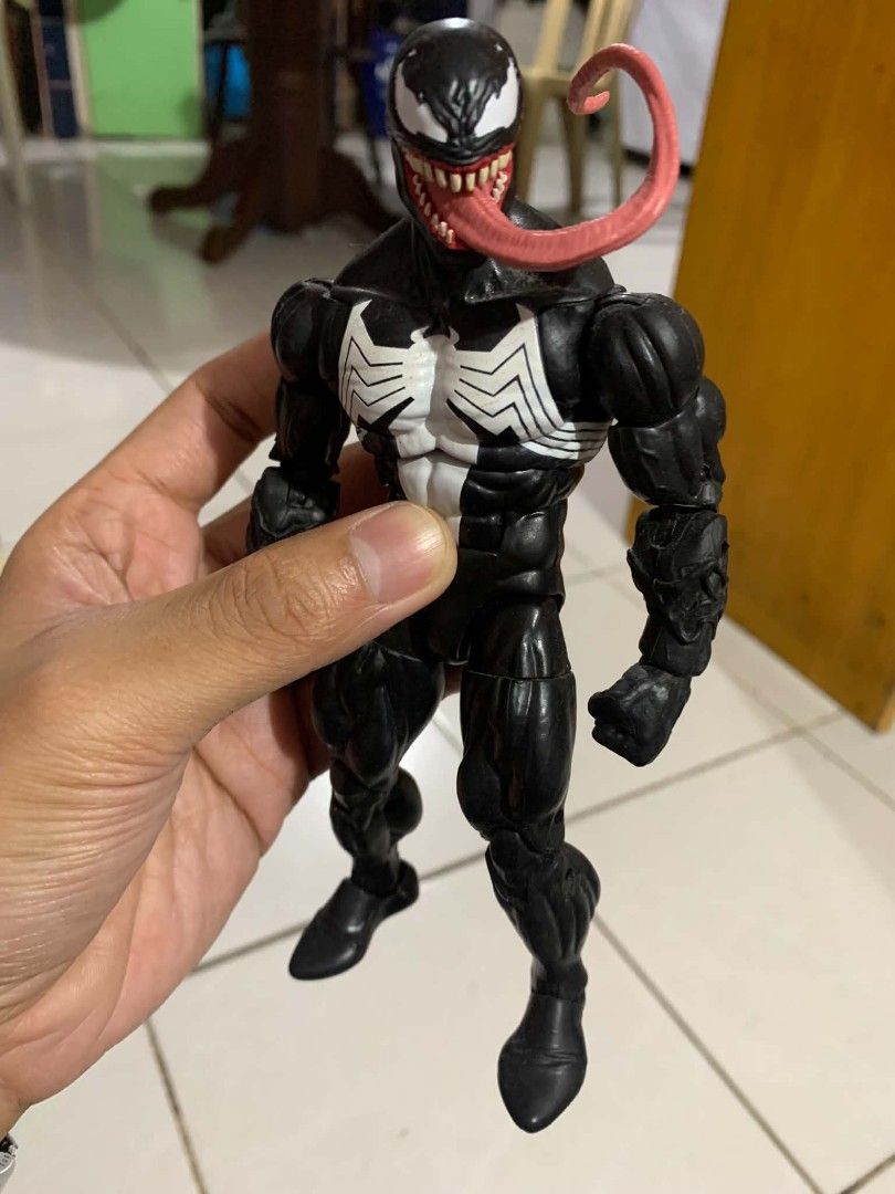 Marvel Legends 25th Anniversary Venom (Category: Figurines & Statues) located in Quezon City. Submitted by mrtendou (Listing ID 1467367045, Image 1). Description: Marvel Legends 25th Anniversary Venom -Authentic 💯 -No issue -With box and accessories -With free eddie brock head Price: 3800php.