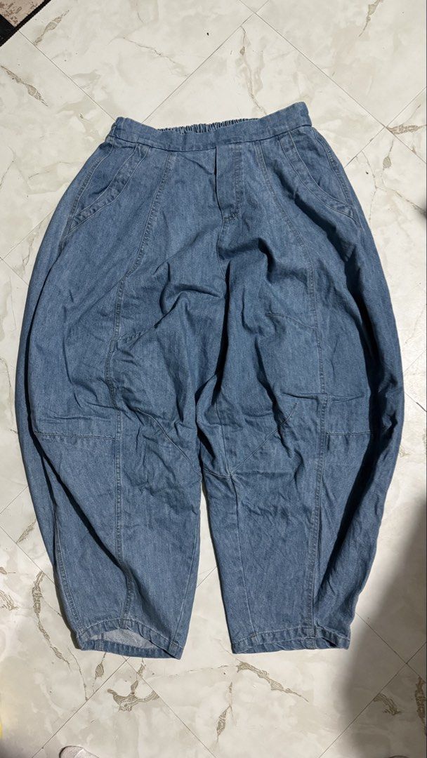 Medium Blue Barrel Jeans (Category: Jeans) located in Quezon City. Submitted by dinesaur (Listing ID 1467517434, Image 3). Description: Garterized back 28-34 M on tag.