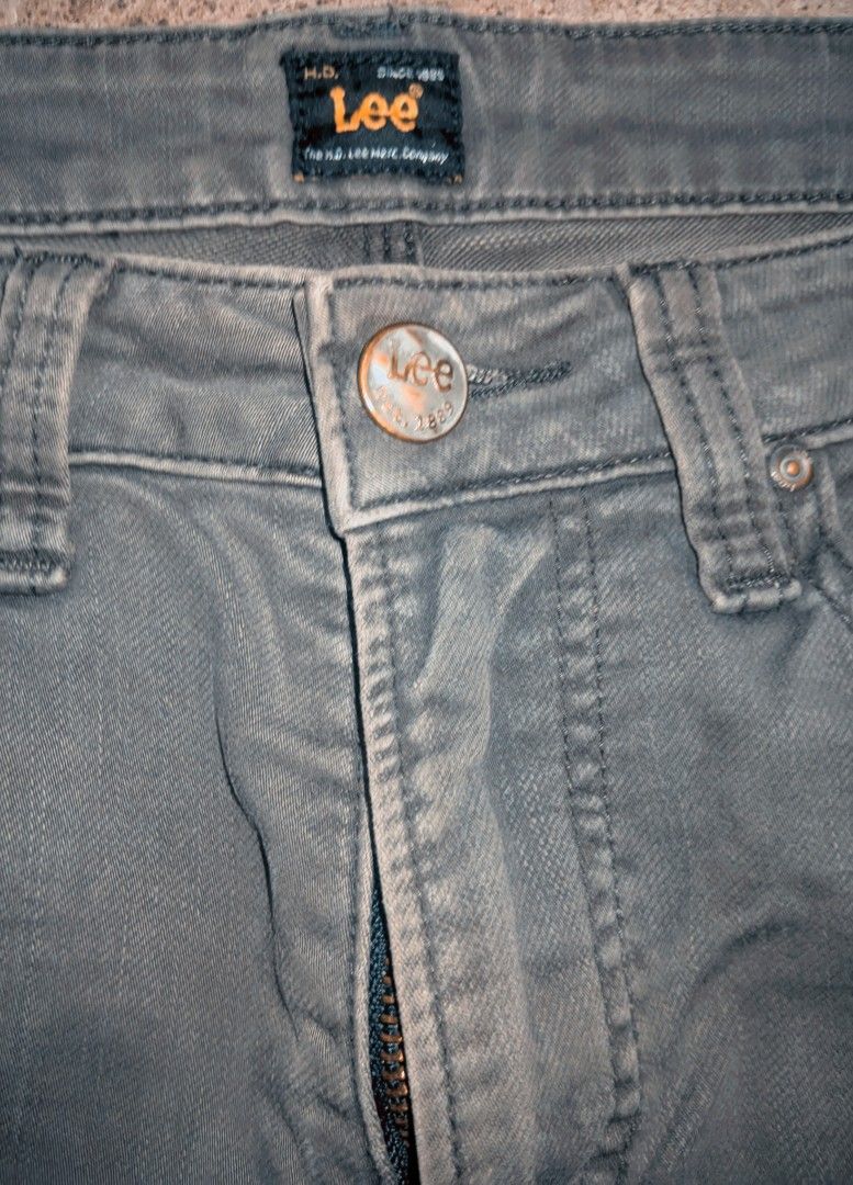 men's dark gray/ charcoal-colored denim jeans (Category: Jeans) located in Santo Domingo. Submitted by uuaauuaa (Listing ID 1467552173, Image 3). Description: dm for more pricing options! item is as good as new!.