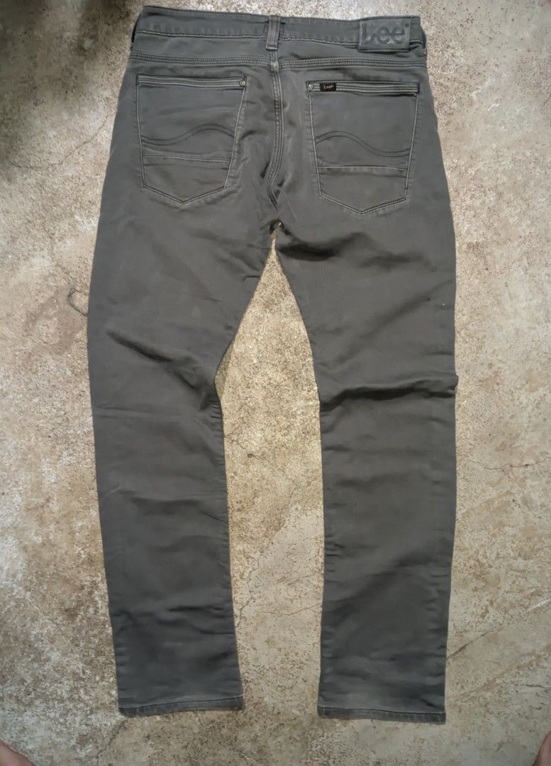 men's dark gray/ charcoal-colored denim jeans (Category: Jeans) located in Santo Domingo. Submitted by uuaauuaa (Listing ID 1467552173, Image 2). Description: dm for more pricing options! item is as good as new!.