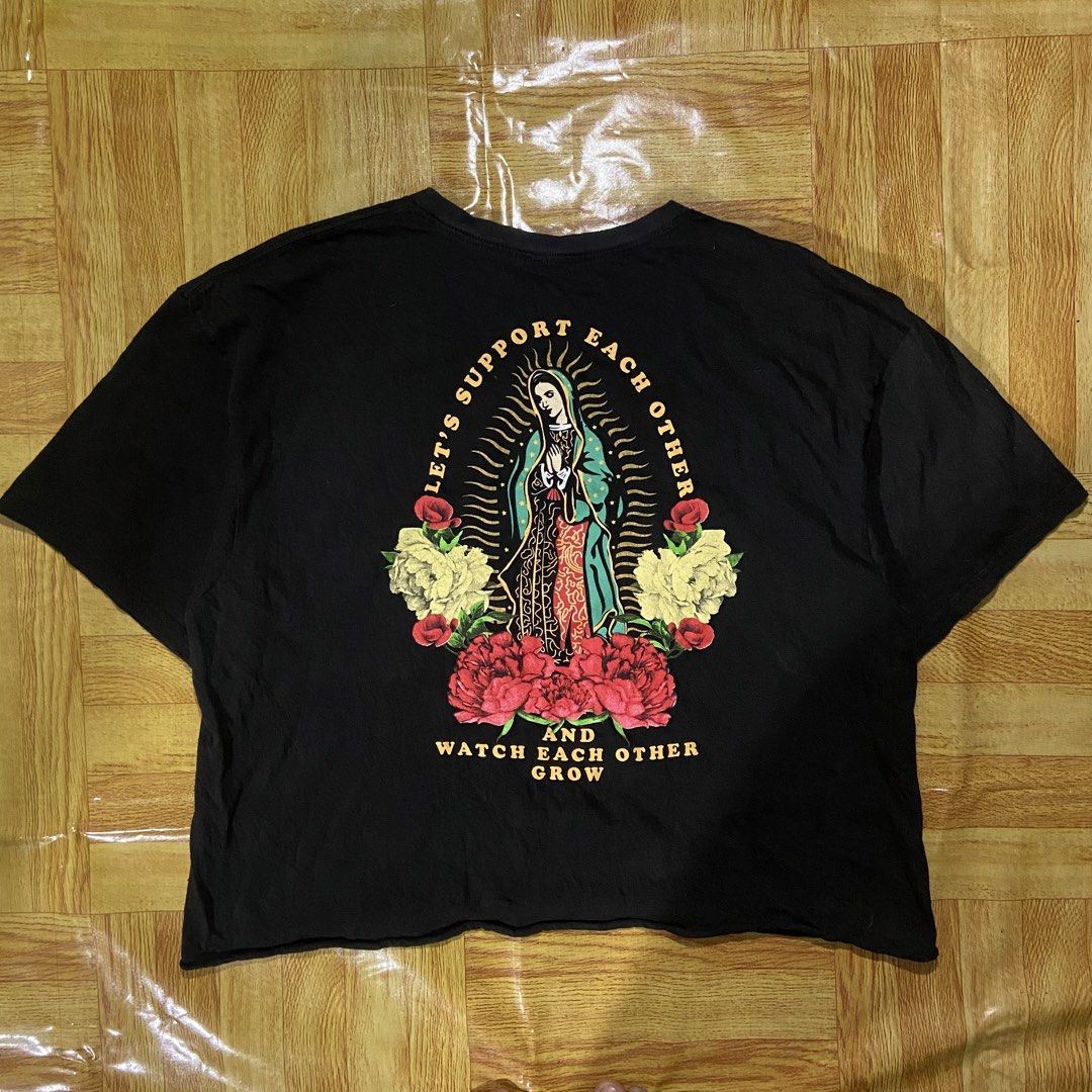 Mi Raza Vibes Crop Shirt (Category: Shirts) located in Dasmarinas. Submitted by thrift2gems (Listing ID 1467602555, Image 2). Description: Mi Raza Vibes Crop Shirt✨ -WIDTH: 21 -LENGTH: 21 -COLOR RATE: 9.5/10 -CONDITION: 9.5/10 -ISSUE: NONE.