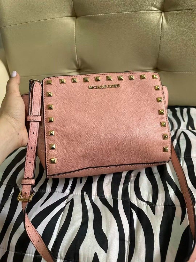 Michael Kors Bag (Category: Cross-body Bags) located in Las Pinas. Submitted by wisedragon-84af (Listing ID 1467389885, Image 1). Description: .