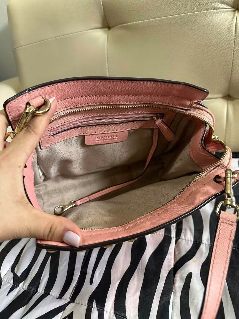 Michael Kors Bag (Category: Cross-body Bags) located in Las Pinas. Submitted by wisedragon-84af (Listing ID 1467389885, Image 2). Description: .