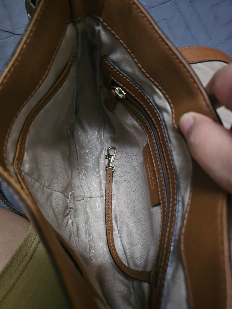 Michael Kors Bedford Flap (Category: Cross-body Bags) located in Manila. Submitted by shopaholicmimi (Listing ID 1467558621, Image 3). Description: 📍preloved with flaws (please see photos) rare style not coach, ergo, legacy, vintage, soho, saddle, zoe, carly, eastwest, patchwork, rare, canvas, signature, laurel, kili.