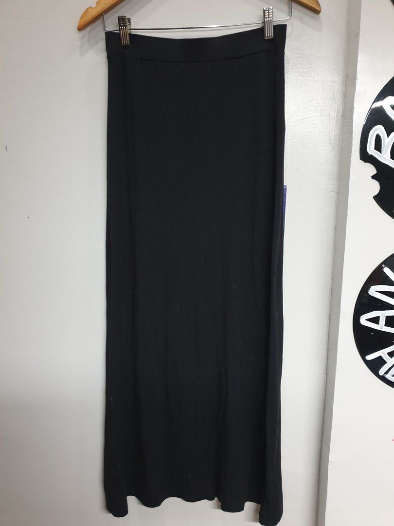 Michael kors black maxi skirt (Category: Skirts) located in Calamba. Submitted by mimabuy (Listing ID 1467385292, Image 1). Description: Very stretchy fabric School on tag but can fit up to size large For reference im size 28 and it’s fits me perfectly lang Length is 34”.
