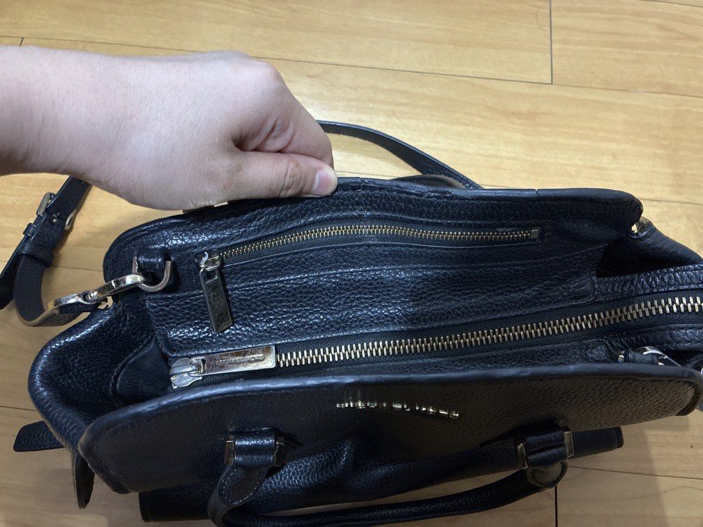 Michael Kors hand bag/Shoulder bag (Category: Luxury Bags & Wallets) located in Manila. Submitted by brightbear-85bb69 (Listing ID 1467504006, Image 2). Description: .