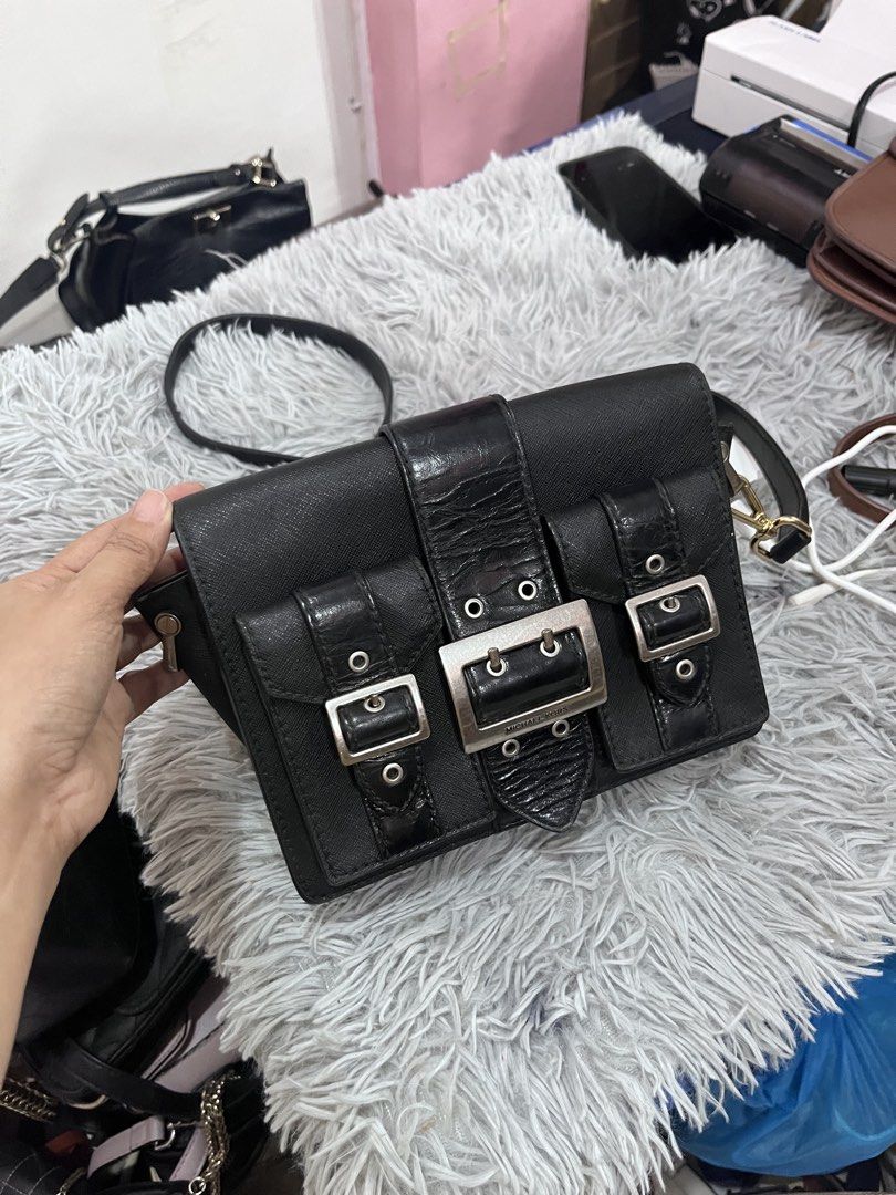 Michael Kors Hayden Medium Pocket Messenger Bag (Category: Cross-body Bags) located in Larena. Submitted by jaiyuki (Listing ID 1467494966, Image 1). Description: just minimal sign of use.