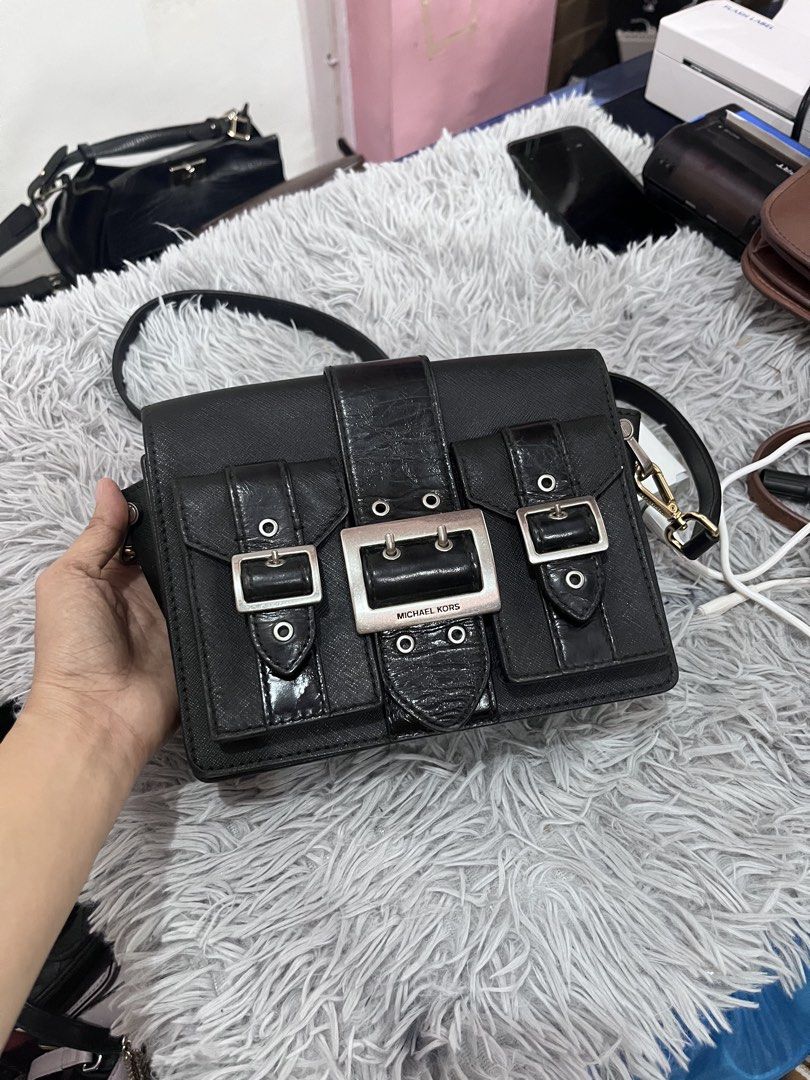 Michael Kors Hayden Medium Pocket Messenger Bag (Category: Cross-body Bags) located in Larena. Submitted by jaiyuki (Listing ID 1467494966, Image 2). Description: just minimal sign of use.