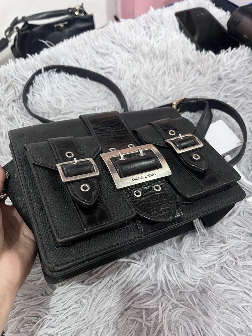 Michael Kors Hayden Medium Pocket Messenger Bag (Category: Cross-body Bags) located in Larena. Submitted by jaiyuki (Listing ID 1467494966, Image 3). Description: just minimal sign of use.