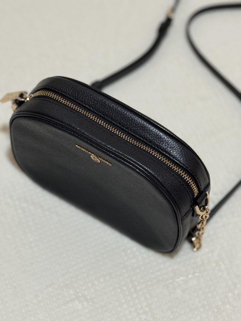 Michael Kors Jet Set Charm Camera Bag, Black (Category: Cross-body Bags) located in Muntinlupa City. Submitted by preloved_bymissm (Listing ID 1467485863, Image 2). Description: Authentic Michael Kors Jet Set Charm Camera Bag in Black. Features premium pebbled leather, gold hardware, and chain-link strap details. Compact, stylish, and perfect for daily use..